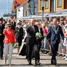 Kongeparet og Tønsbergs ordfører Petter Berg spaserer langs bryggene (Foto: Håkon Mosvold Larsen / NTB scanpix)